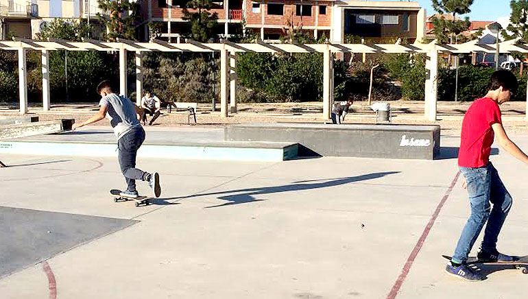 Se prohbe el acceso de bicicletas, motocicletas, patinetes, scooters y autos a la pista de Skatepark, que se ubica en la urbanizacin La Ramblica